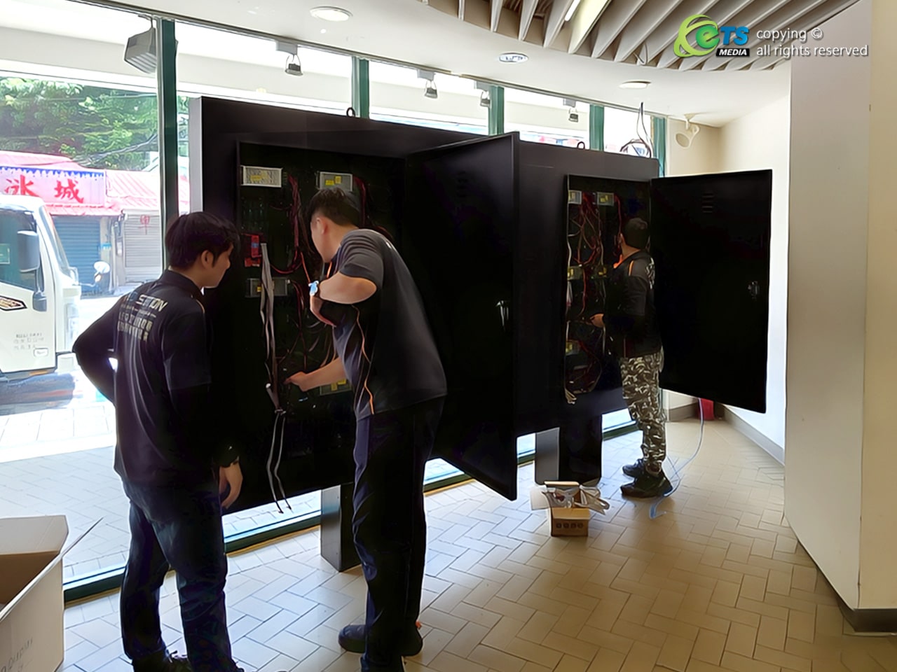 廣迅媒體為板橋福音堂安裝採用結構固定架的立式 LED 電視牆