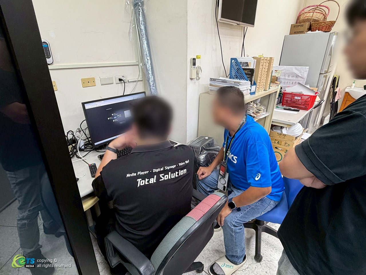 廣迅媒體為高雄地方檢察署安裝一台具觸控功能的 KIOSK 機櫃並做內容播放的系統教學