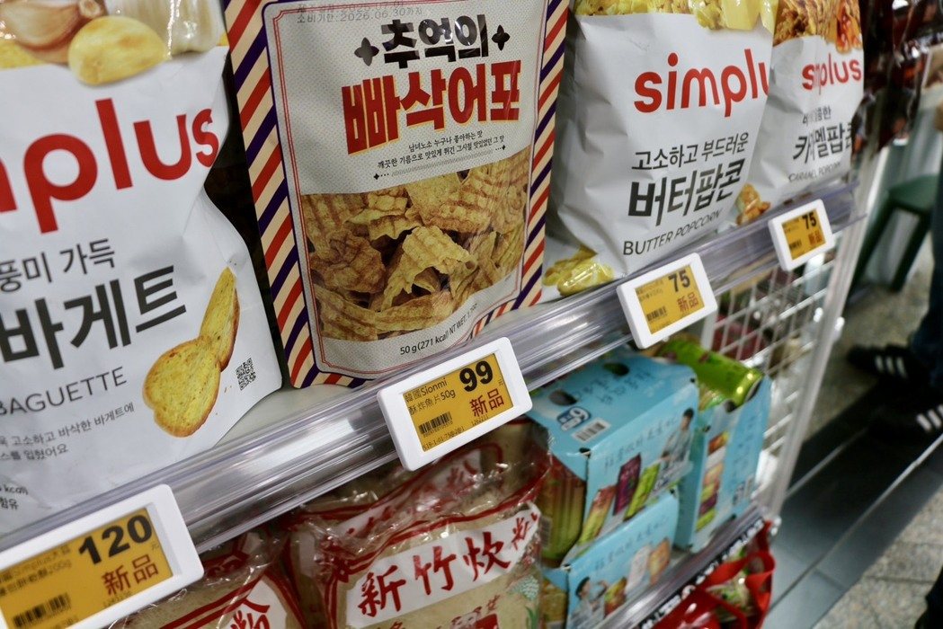 消費者於美廉社門市體驗全店電子價卡的智慧零售服務，價格資訊即時更新，打造便利且永續的購物新模式