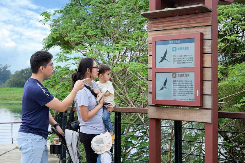 元太捐贈香山濕地彩色戶外電子紙看板啟用