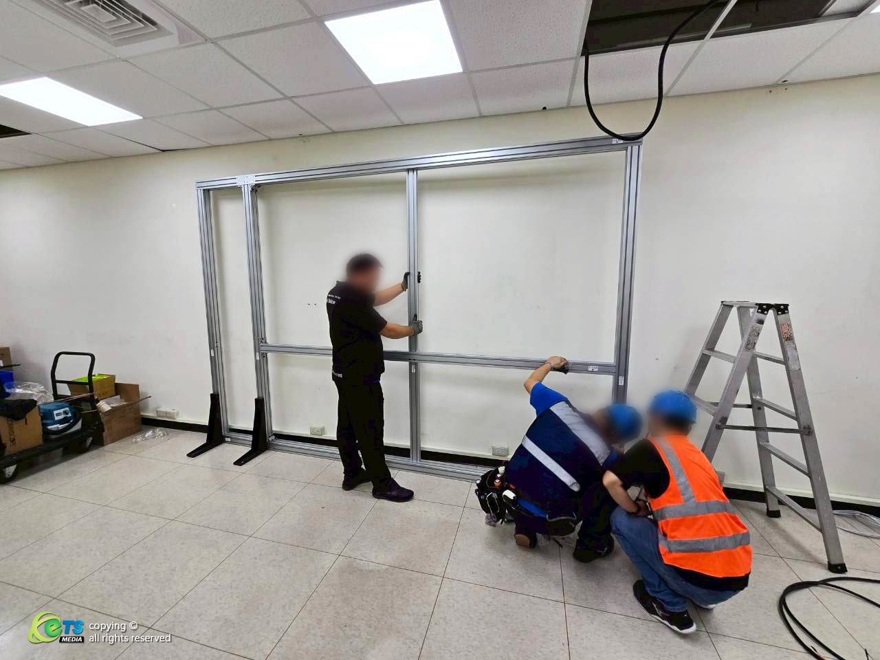 廣迅媒體為鴻準規劃與安裝一座結構固定設計的拼接電視牆