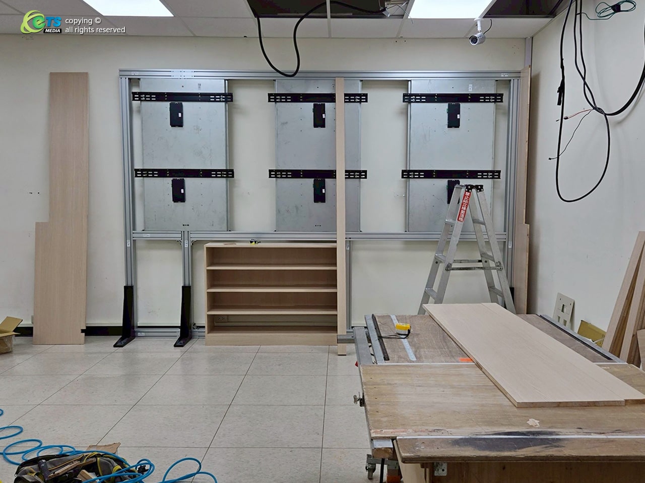 廣迅媒體為鴻準規劃與安裝一座結構固定設計的拼接電視牆