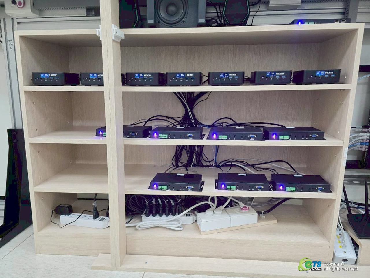 廣迅媒體為鴻準整齊佈線結構固定設計的拼接電視牆